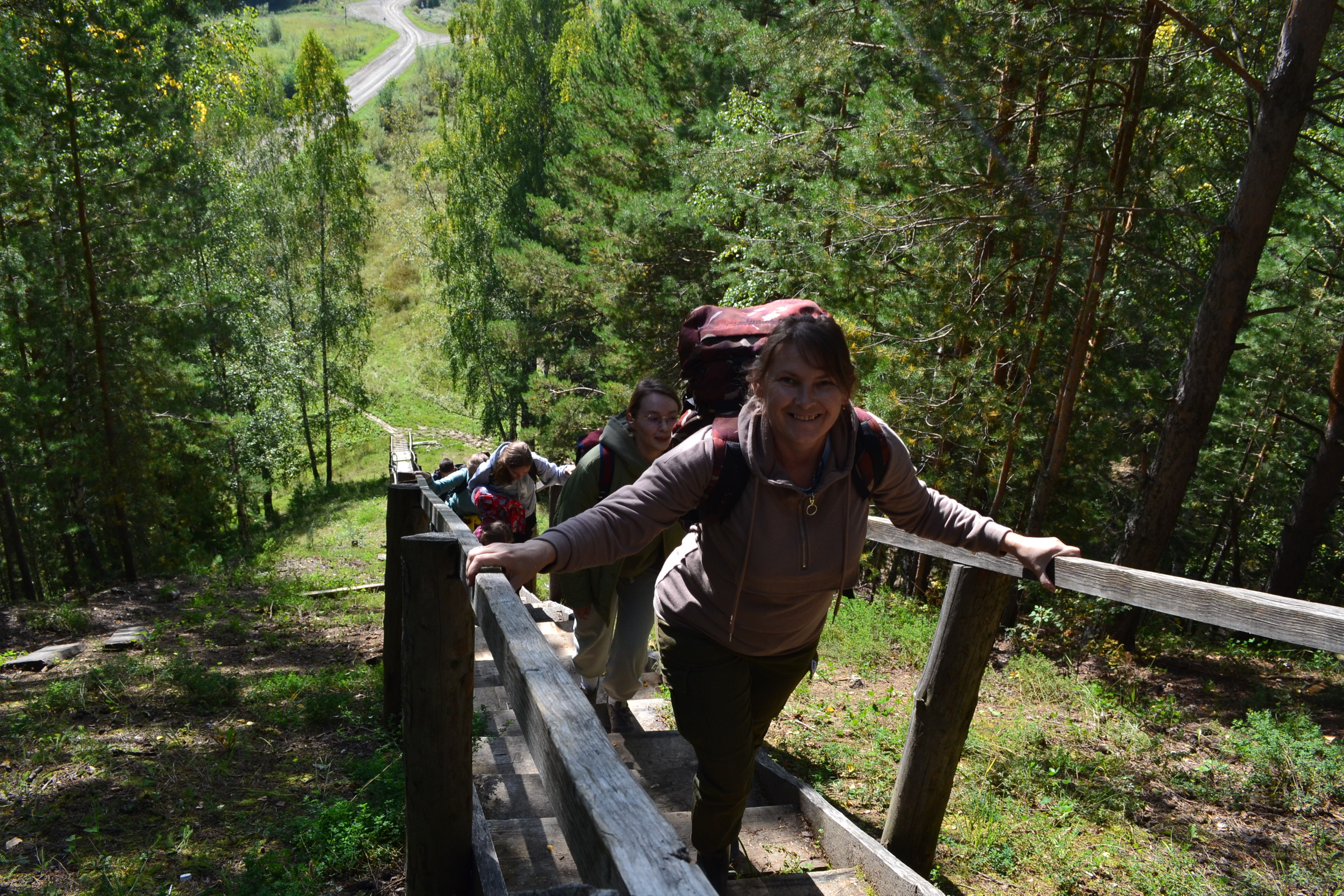 Поднимаемся в село Никольск по деревянной лестнице